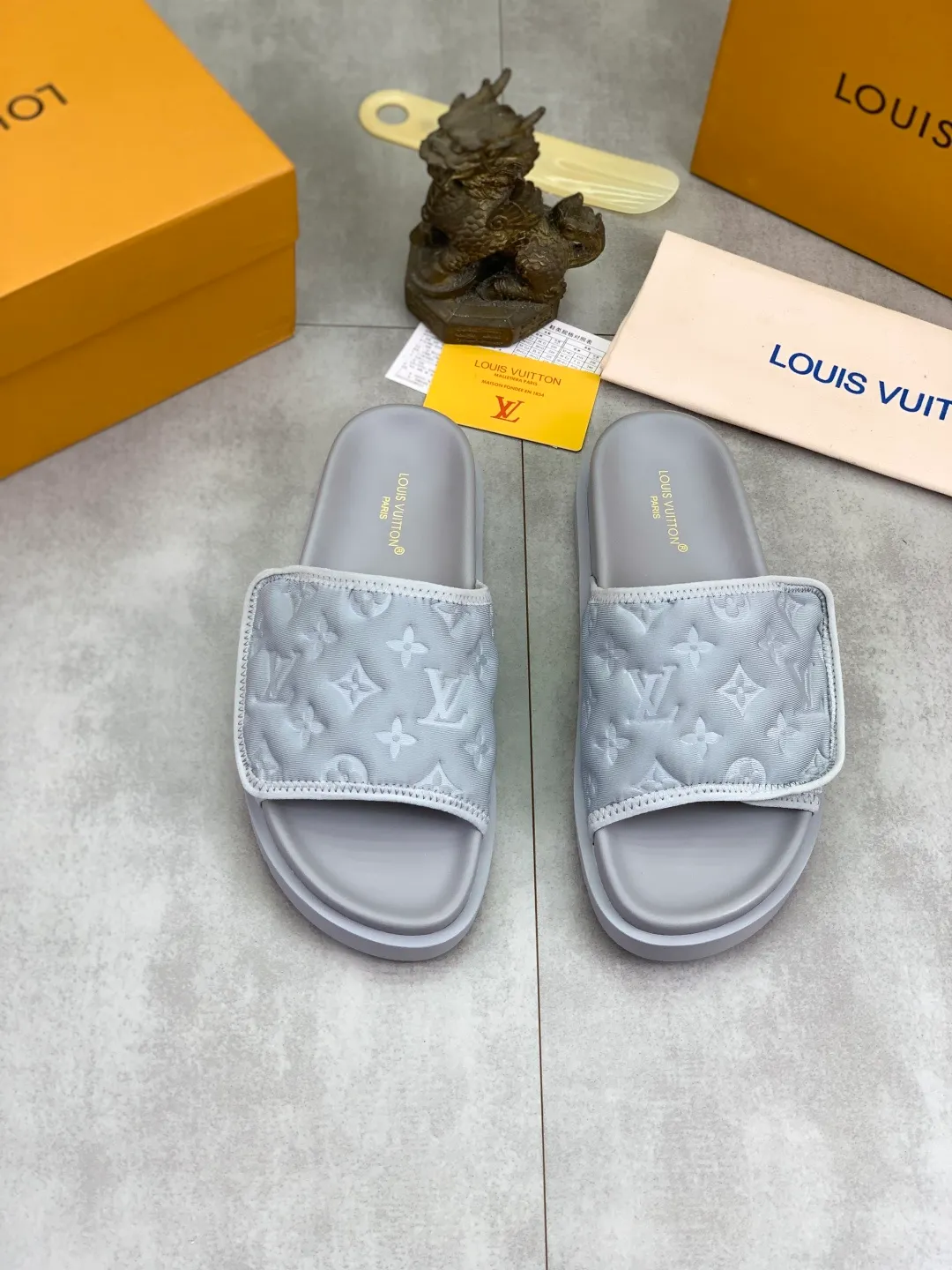 Men's shoes 💰P320 💰[New style]🆘 Original quality [LOUIS VUITTON] The popular Louis Vuitton LV men's slippers on the official website are on sale simultaneously! Original fabric imported from Italy, original factory special supply, code number: 38-44 (45 customized), many colors available